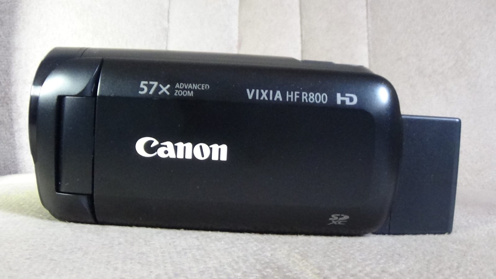 filmadora canon hf-r800 é ideal para levar em viagens sem ocupar muito espaço na sua bolsa ou mochila - Imagem 2