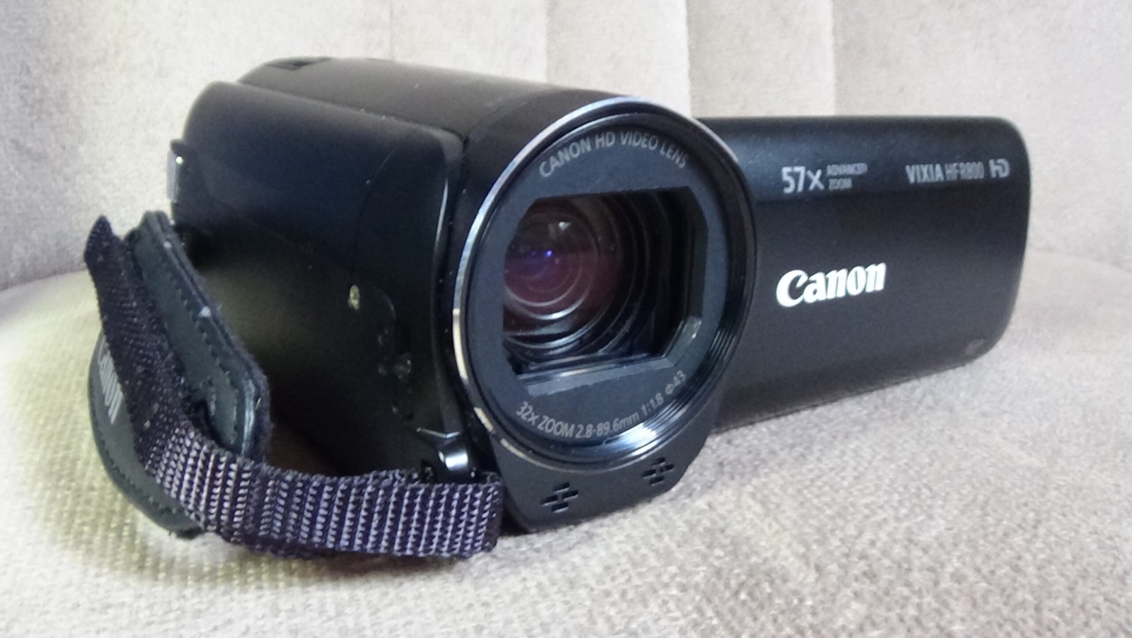 filmadora canon hf-r800 é ideal para levar em viagens sem ocupar muito espaço na sua bolsa ou mochila - Imagem 5