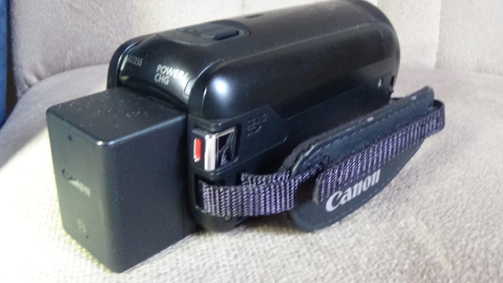 filmadora canon hf-r800 é ideal para levar em viagens sem ocupar muito espaço na sua bolsa ou mochila - Imagem 6
