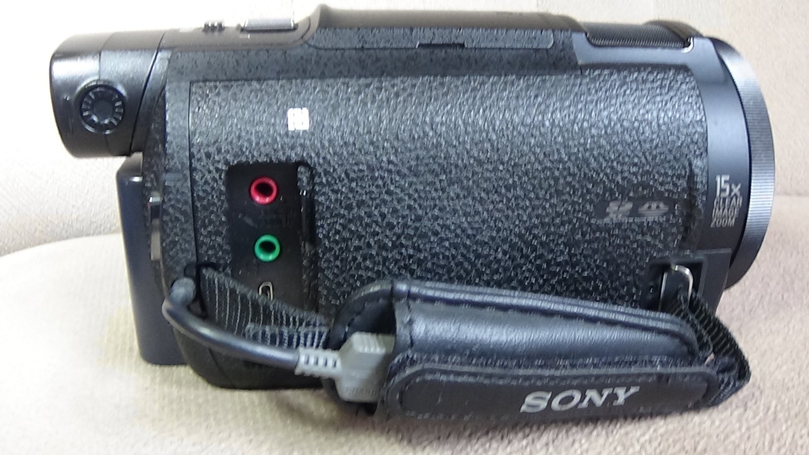 Vista frontal-lateral da filmadora Sony FDR-AX33 entrada de microfone e fone de ouvido